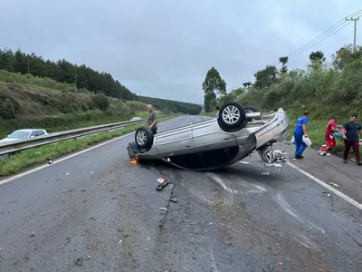 No veículo estavam o condutor, sua esposa e a filha de 10 anos, que foi ejetada do automóvel durante o acidente.