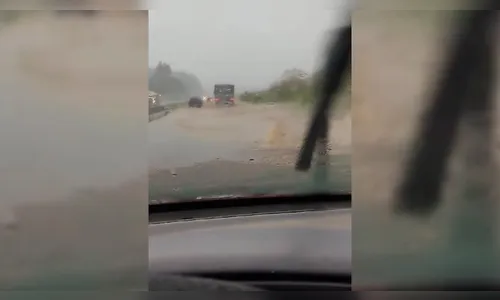 Chuva provoca alagamento em trecho da BR-376 e gera transtornos
