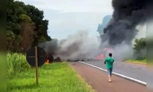 Caminhão-tanque explode em acidente com três veículos na BR-369 no PR
