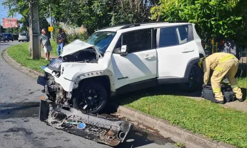 Mulher passa mal ao volante e bate de frente contra ônibus
