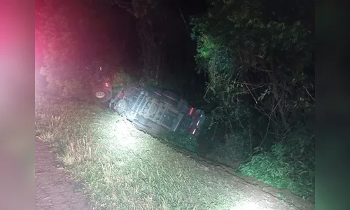 Caminhão tomba na BR-376 e deixa condutor em estado grave no PR