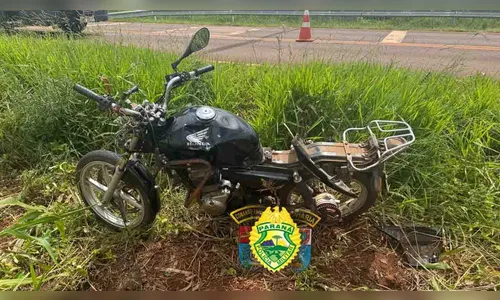 Jovem fica ferido gravemente em colisão de moto contra placa na PR-538