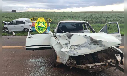 Colisão frontal entre Santana e Fluence deixa dois feridos na PR-543