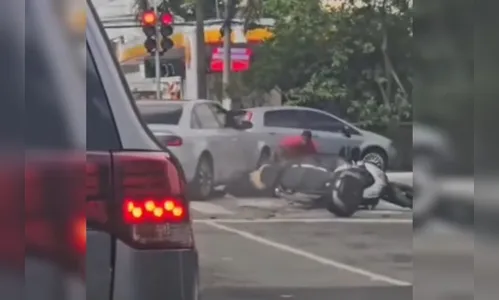 Motorista atropela assaltantes e impede roubo de moto; veja flagrante