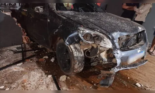 Motorista bate carro em portão de residência e abandona veículo