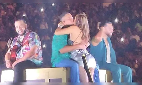 Mulher que beijou cantor em show desabafa após marido pedir divórcio