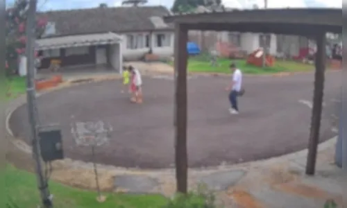 Jovem é preso após bater em crianças com roda de carro no PR; veja