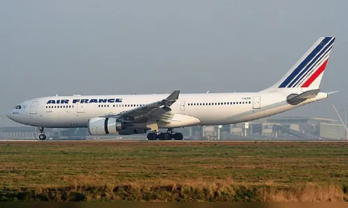 Avião precisa desviar rota após passageiro interditar banheiro