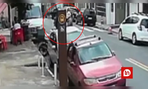Homem morre atropelado por motociclista que empinava moto; veja vídeo