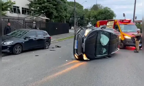 Motorista tomba SUV ao bater em carro estacionado: 