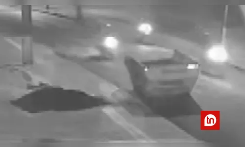 Motociclista empina moto e se choca violentamente contra caçamba; veja