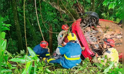 Motorista morre após capotar carro com a família e cair em ribanceira