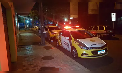 Padrasto coloca menina de 9 anos para fora de casa e mãe não faz nada