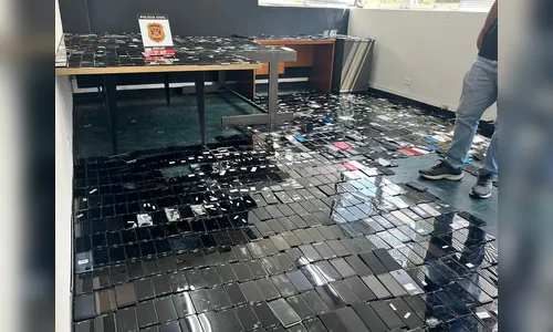 Como a polícia descobriu os esconderijos de 5 mil celulares roubados