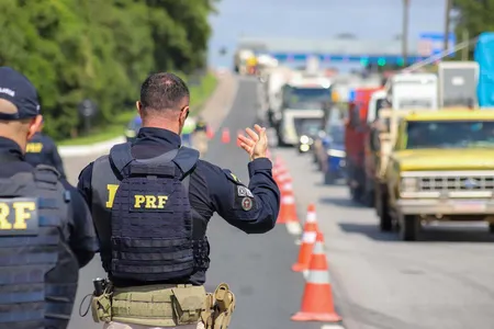 Polícia Rodoviária Federal realiza operação por conta do aumento no fluxo de veículos nas rodovias