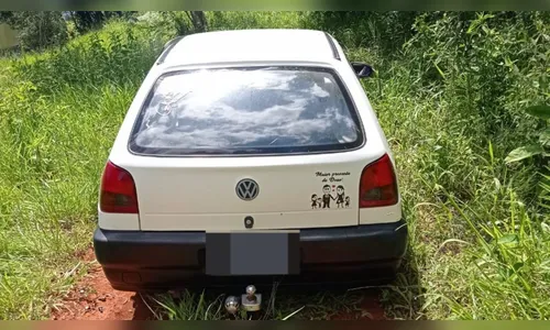 Carro furtado é recuperado sem as rodas próximo ao Lago Schmidt