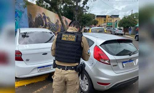 Veículos colidem em cruzamento e batem em muro do Colégio Nilo Cairo