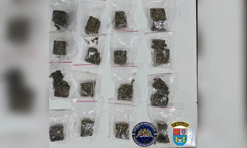Casal com criança no carro foge da PM e joga maconha pela janela