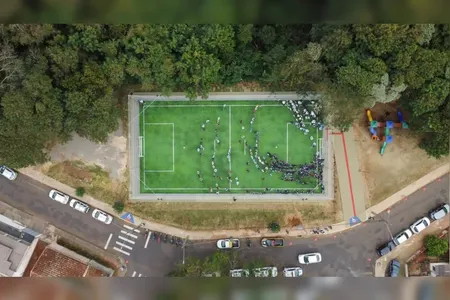 Pai de adolescente agride jovem após discussão por bola de futebol