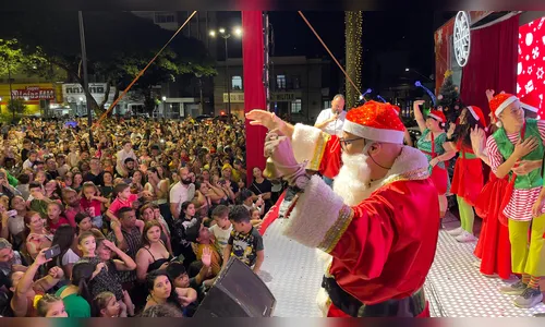Famílias lotam centro de Apucarana para receber o Papai Noel