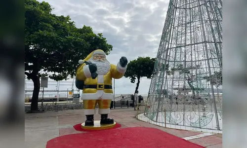 Prefeitura de Balneário Camboriú veste Papai Noel de verde e amarelo