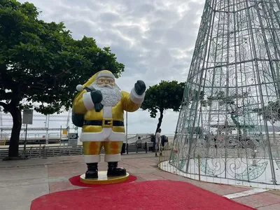 Papai Noel está de verde e amarelo em Balneário Camboriú