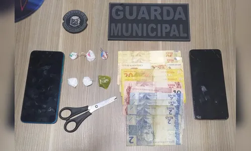 Dupla em Honda Biz é presa com maconha e cocaína em Arapongas