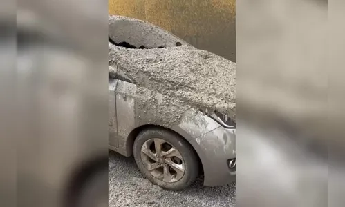 Carro fica coberto por cimento que despencou de obra; veja vídeo