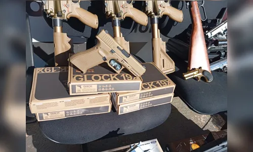Quarenta armas airsoft são apreendidas em carro de aplicativo
