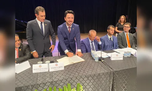 Rodolfo Mota e vereadores são empossados em Apucarana; veja