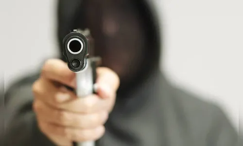 Ladrão invade casa em Ivaiporã, amarra vítimas e leva dinheiro e joias