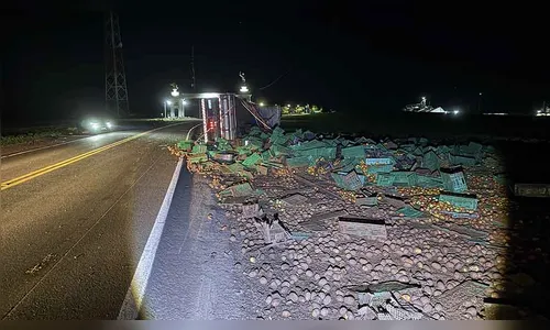 Carreta de tomates tomba próximo ao portal de São João do Ivaí