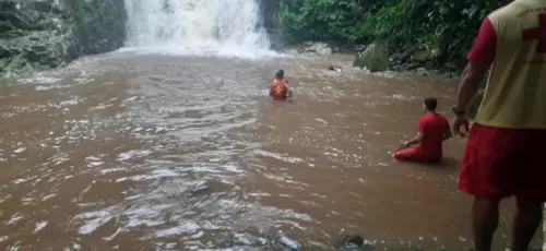 Um helicóptero tentou se aproximar, entretanto a chuva forte dificultou a ação