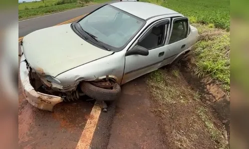 Motorista capota em curva na PR-082 e veículo fica destruído