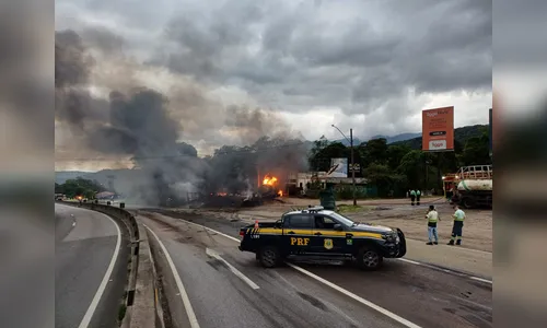 Acidente com quatro veículos seguido de incêndio fecha BR-277