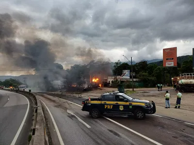 Veículo em chamas fecha rodovia