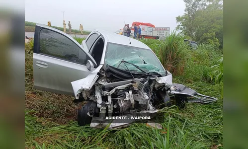 Carro fica destruído em acidente com dois feridos em Ivaiporã