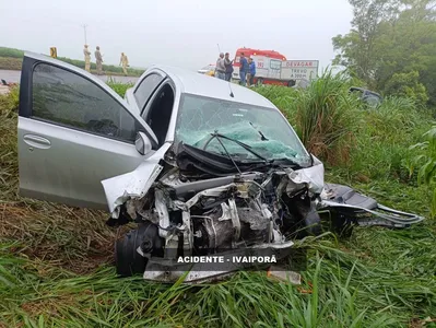 Veículo ficou com a frente destruída