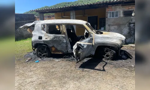Homem ateia fogo no próprio corpo e morre carbonizado dentro de carro