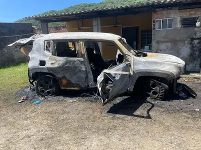 Veículo ficou completamente destruído após incêndio