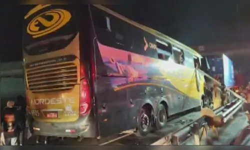Batida entre ônibus e caminhão no PR deixa 8 passageiros feridos