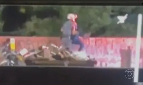 Saiba quem é o homem que foi jogado de ponte por policial em SP