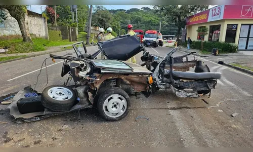 Carro parte ao meio ao bater contra poste; vítimas foram ejetadas