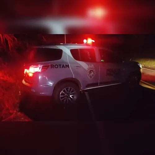 Mulher recebe atendimento médico após ser agredida pelo companheiro