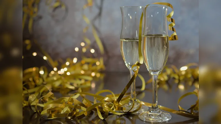 Para compor a mesa, uma ótima sugestão é um arranjo com flores brancas como