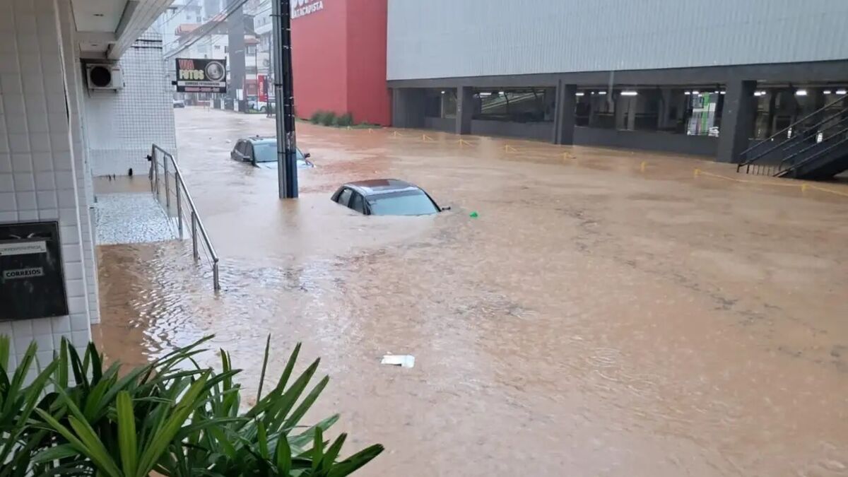 Chegada de frente fria com temporais intensos preocupa Santa Catarina