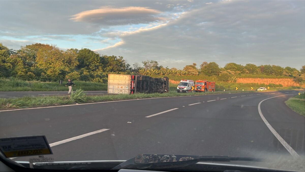 Motorista dorme ao volante e provoca tombamento de carreta em Cambira