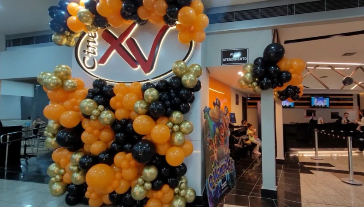 Cine XV reinaugurou nesta sexta-feira (17) após passar por uma reforma no hall de entrada e pela instalação de novas funcionalidades.