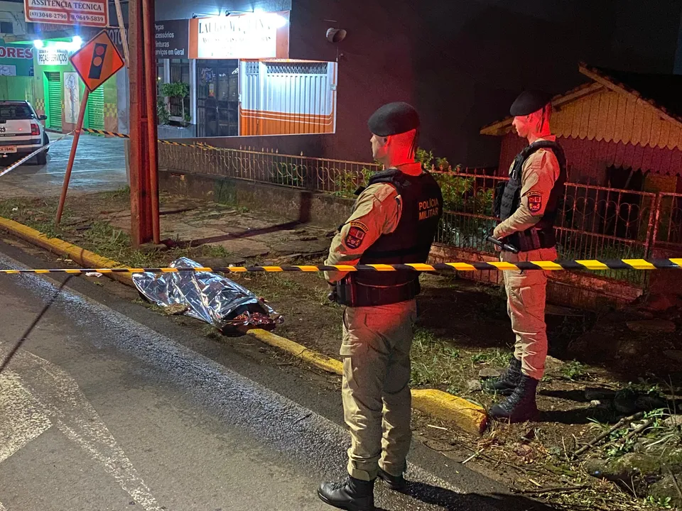 O homem, que ainda não teve seu nome divulgado pelas autoridades, tinha uma lesão na cabeça, mas ainda não se sabe se foi em decorrência da queda ou por conta de uma agressão.