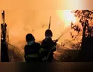 Incêndio destrói casa em Califórnia na madrugada desta segunda-feira